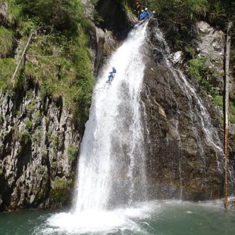 Man jumps from waterfall | © KreativRaft