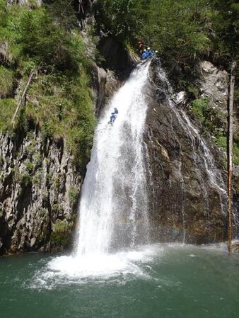 Mann springt von Wasserfall | © KreativRaft