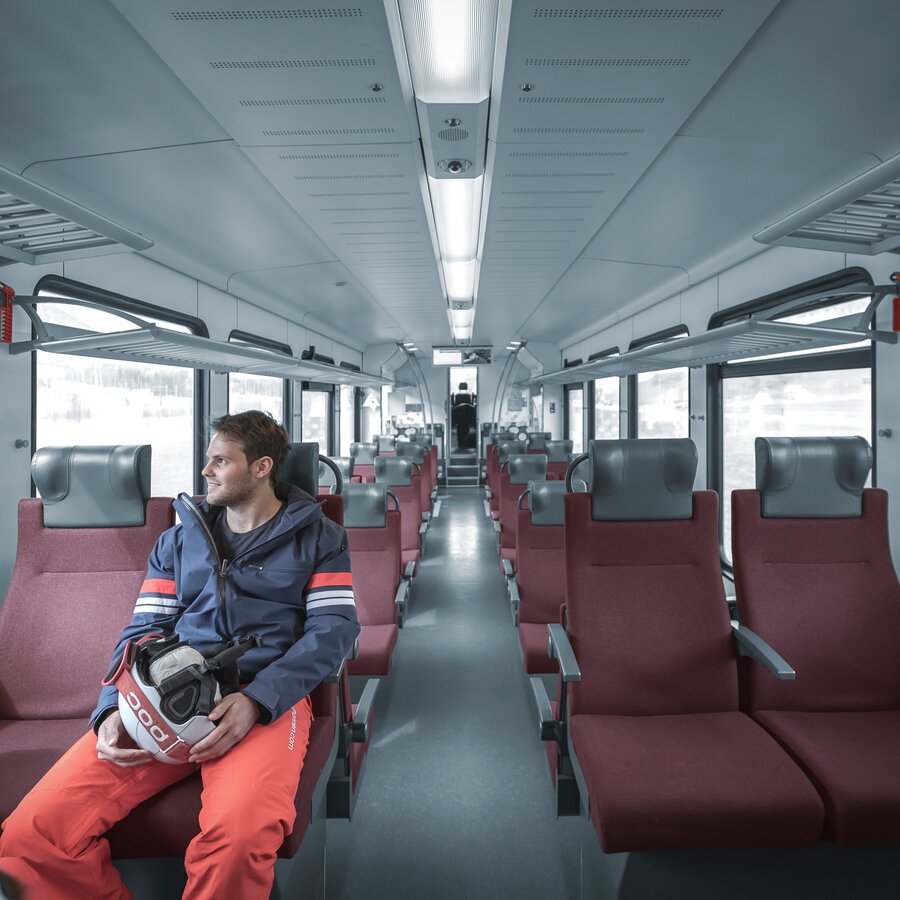 Uomo con gli sci nel treno | © Manuel Kottersteger