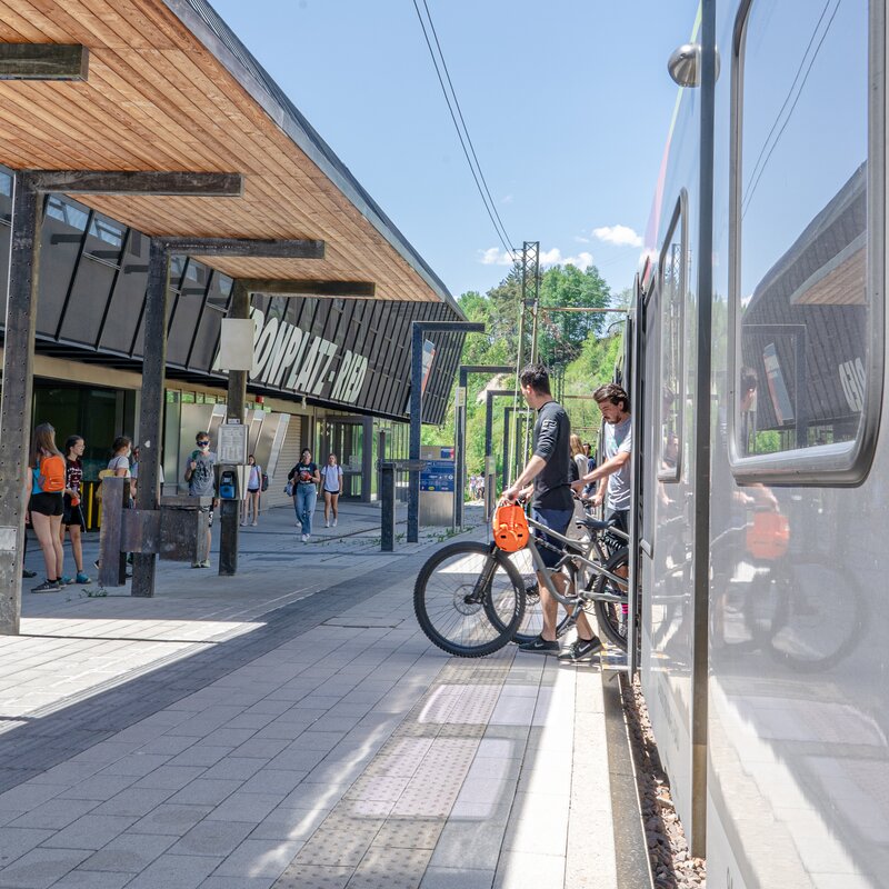 Dal treno in funivia con la bici | © Skirama Kronplatz