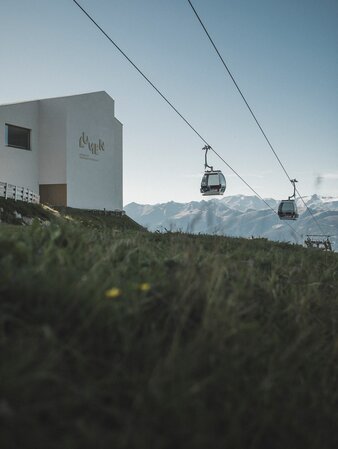 Meadow with cable car and museum | © Manuel Kottersteger