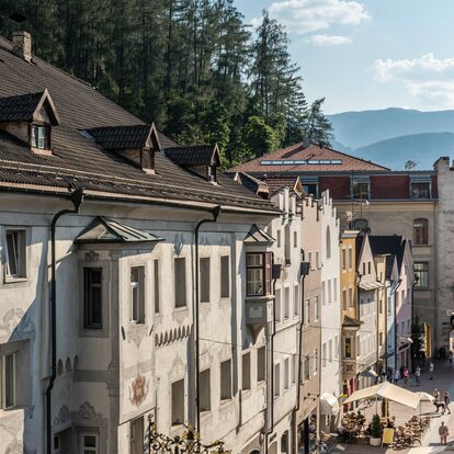 Vista dalla via Centrale verso la porta delle Orsoline | © Hannes Niederkofler