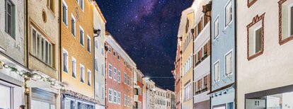 Einkaufsgasse am Abend im Winter | © Helmut Moling