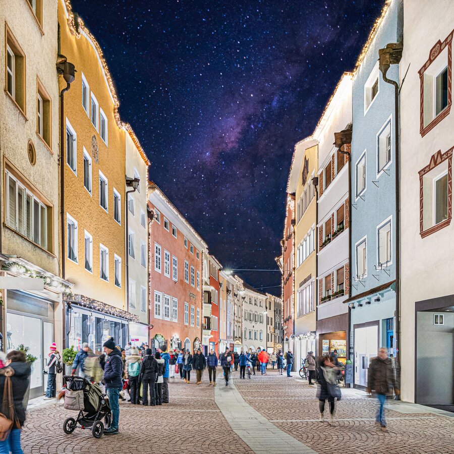 Strada con negozi alla sera in inverno | © Helmut Moling