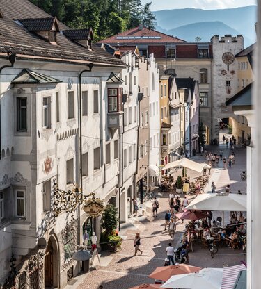 Blick von der Stadtgasse auf das Ursulinentor | © IDM Südtirol-Alto Adige/Hannes Niederkofler