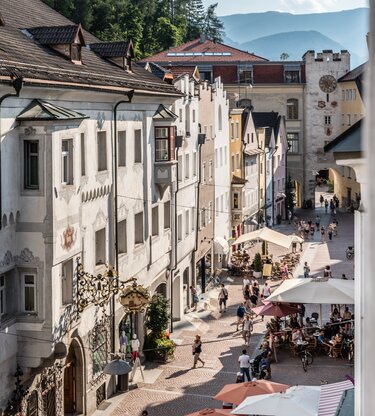 Vista dalla via Centrale verso la porta delle Orsoline | © Hannes Niederkofler