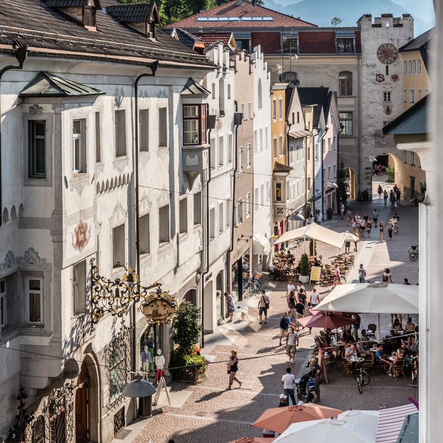 Vista dalla via Centrale verso la porta delle Orsoline | © Hannes Niederkofler