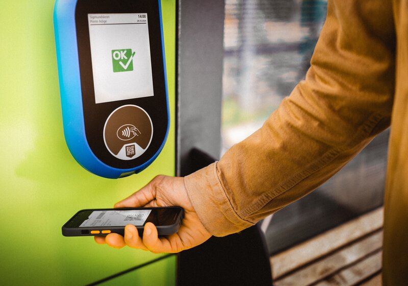 Der GuestPass wird von einem Gast mit dem Handy gescannt. | © IDM