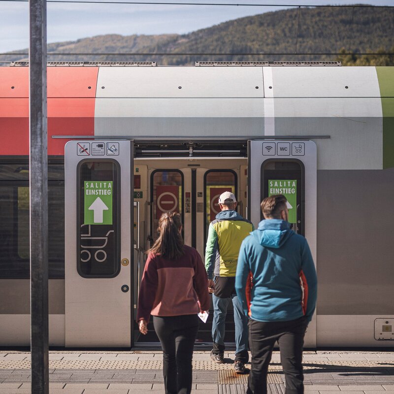 Drei Personen steigen in den Zug ein. | © Kottersteger