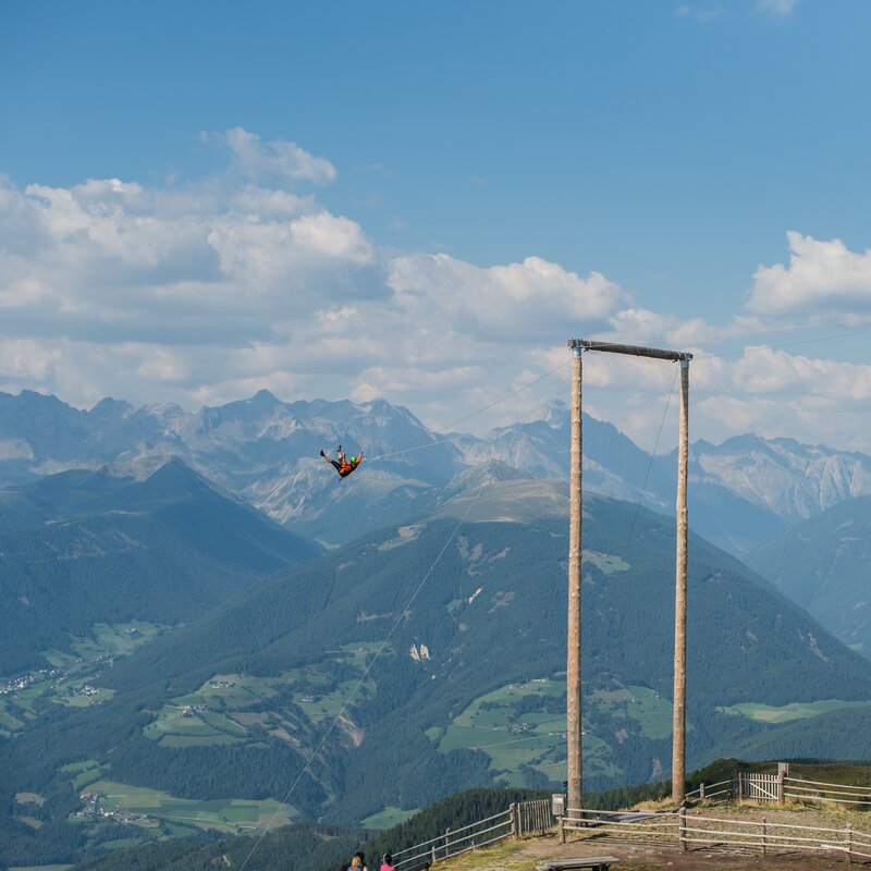 Der Skyscraper am Kronplatz von weit weg bei blauem Himmel. | © Harald Wisthaler